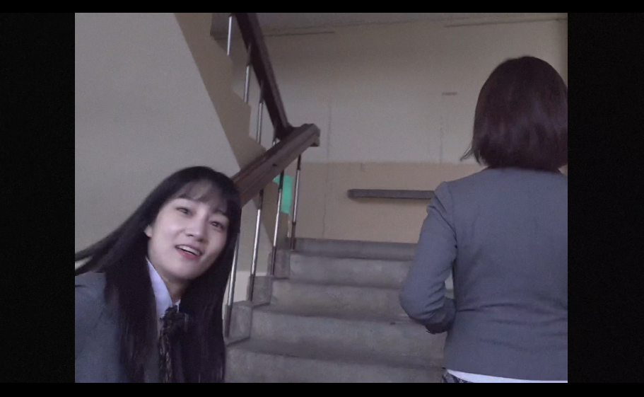 송화여자고등학교 교복을 입은 여학생 두 명이 등장함.