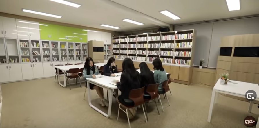 태평여자고등학교의 도서관. 학생 5명이 독서를 하고 있음.