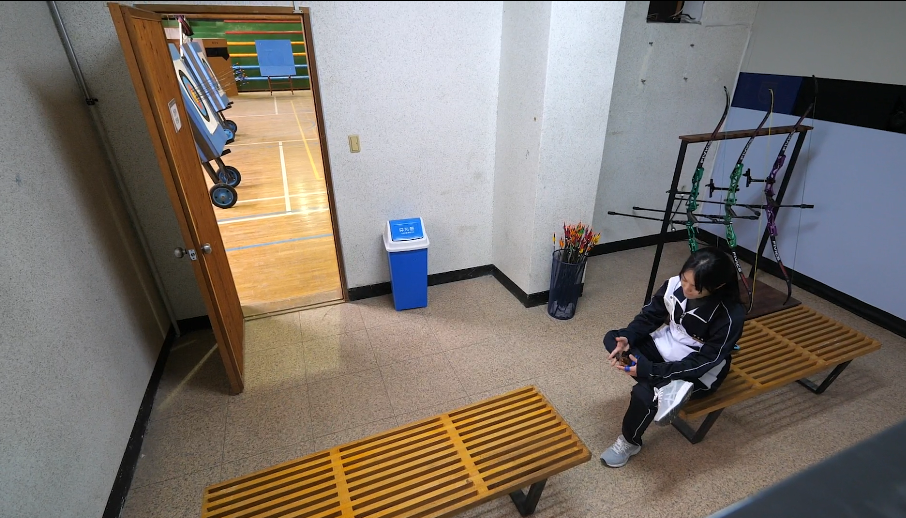 연승혜 학생이 휴게실에 앉아 있음.
