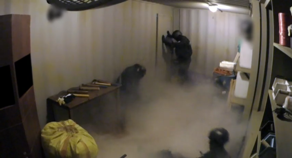 어디선가 튀어나온 하얀색 가스에 특공대원들이 고통스러워 하고 있다.