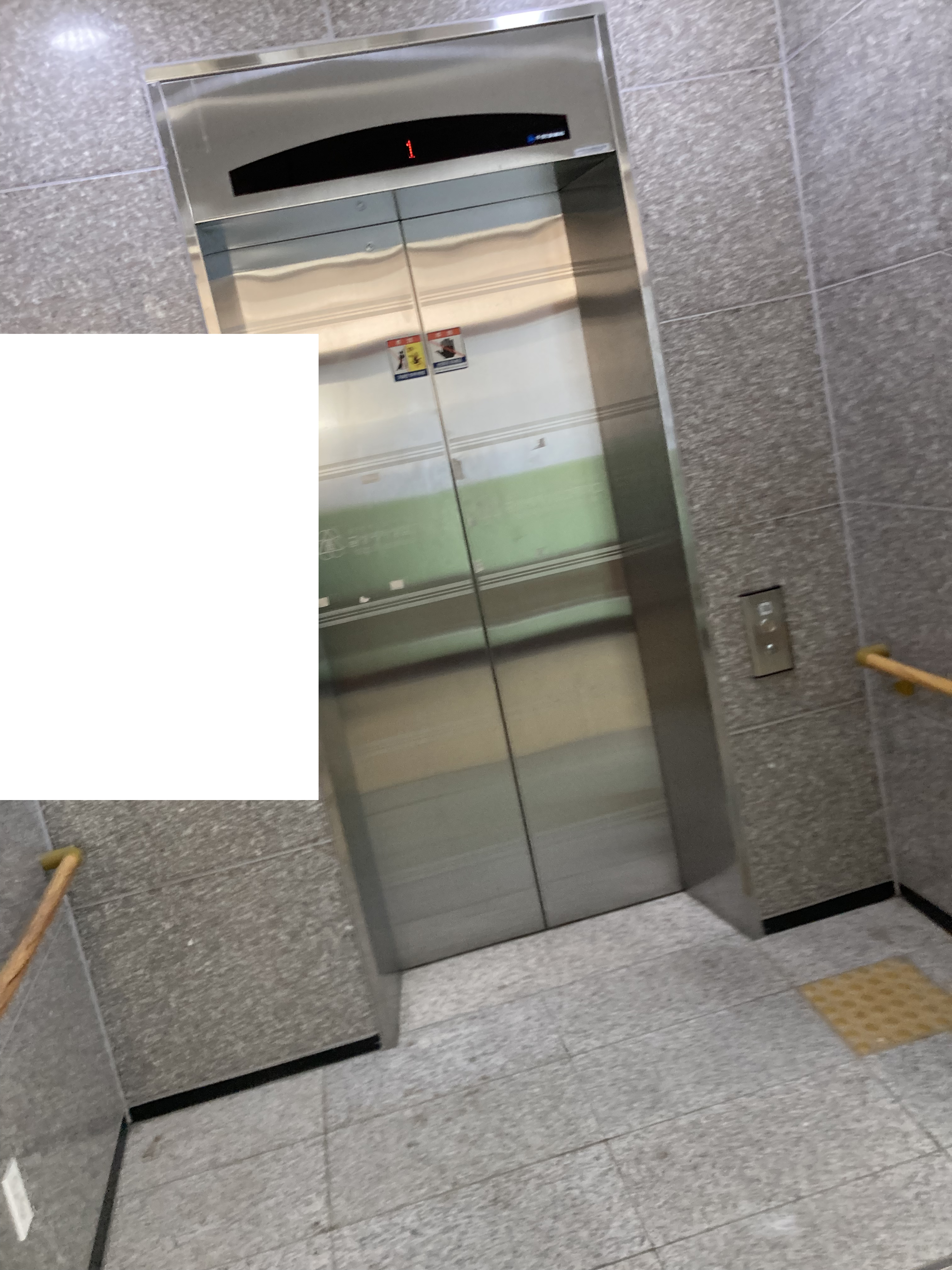 태평여자고등학교 1층 승강기.